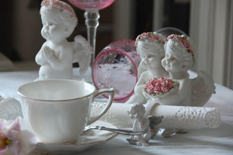Figurki aniołków motywem dekoracji stołu komunijnego